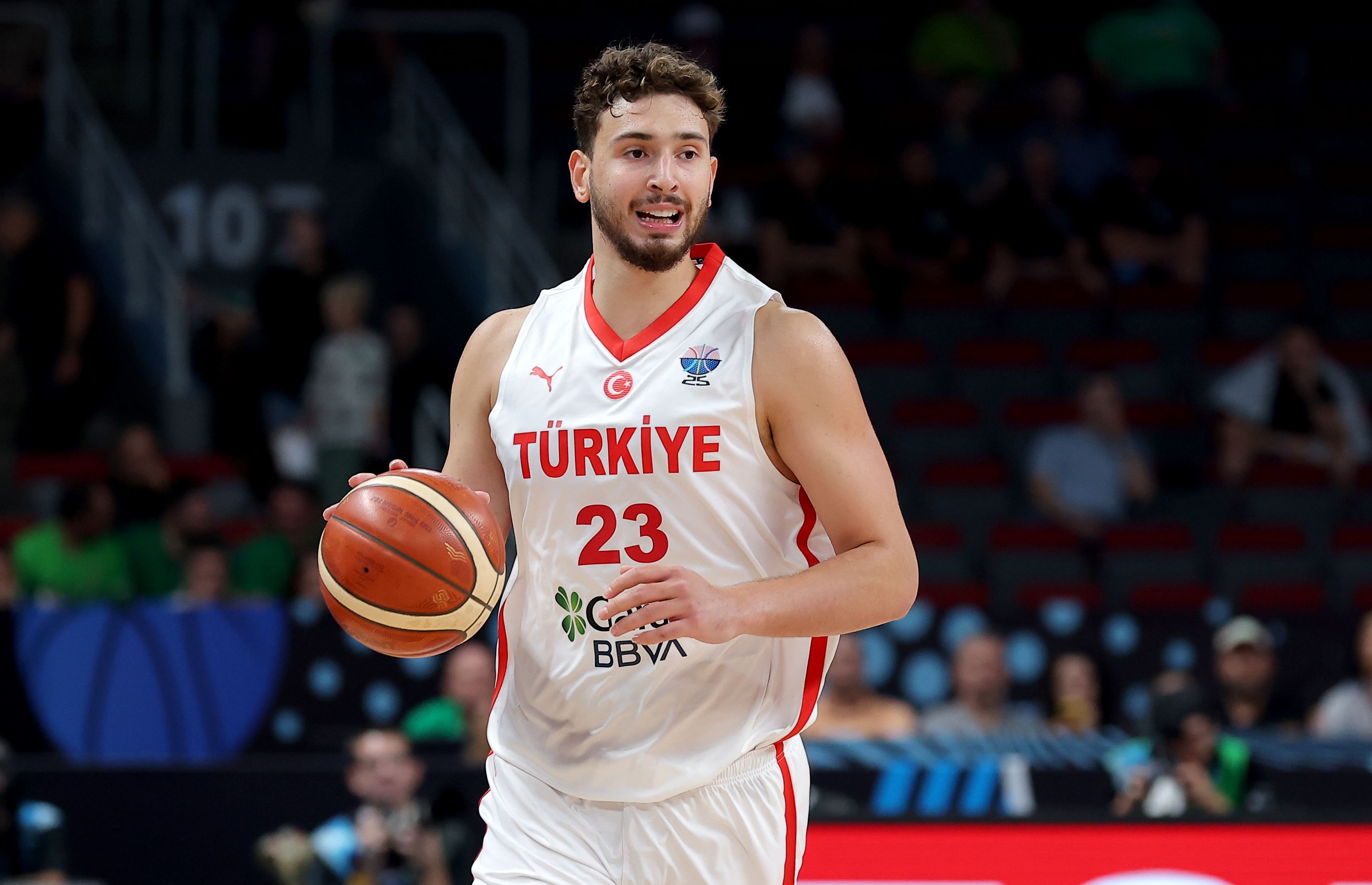 起飛！沉金在7場(chǎng)比賽 7次勝利和7次中贏得了一場(chǎng)比賽 他在歐洲錦標(biāo)賽中場(chǎng)均21.6+10.9+7.1