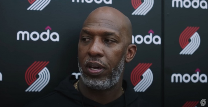 Billups：Yang Hansen在防守中有點(diǎn)落后 但他的表現(xiàn)仍然與我的期望保持一致